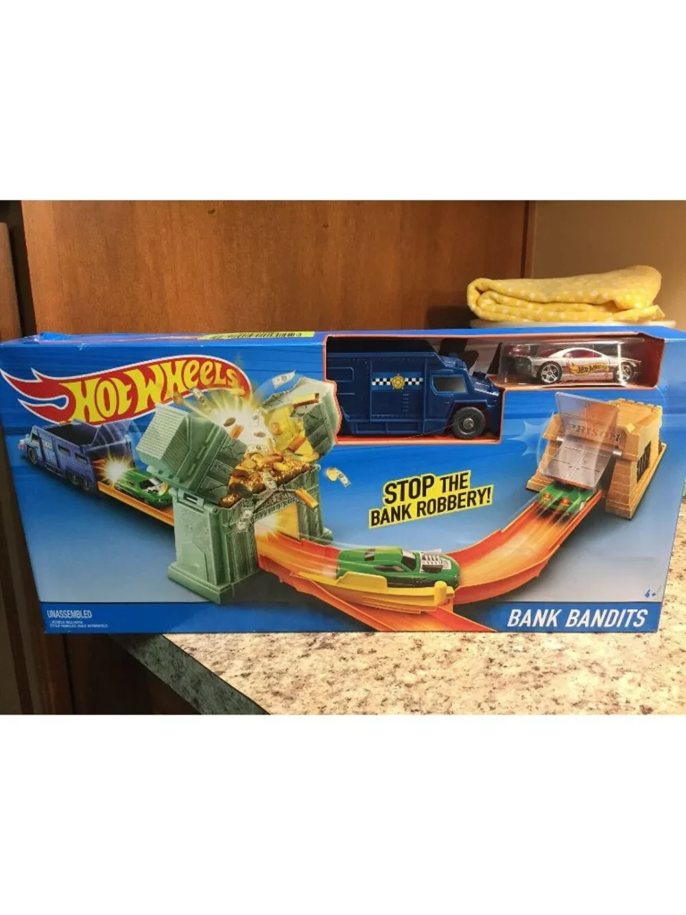 Hot Wheels Bank Bandits Track Police Chase Truck Gold Vault Rolling Vehicle S24